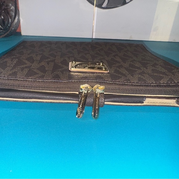 Michael Kors IPAD Cover w/ Zipper Compartment - Picture 9 of 16